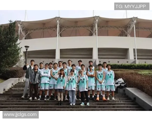 重庆篮球队在邀请赛中的团队配合表现分析与点评